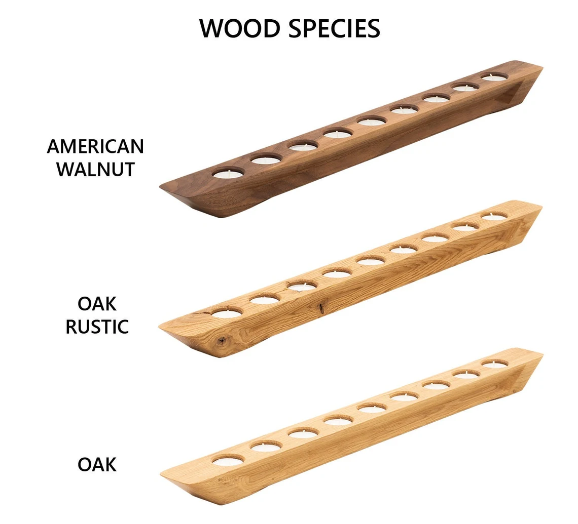 Ein Set aus GLARE Kerzenständern in Eiche, rustikaler Eiche und amerikanischem Nussbaum, kombiniert für einen einzigartigen Look