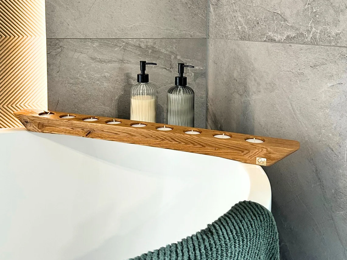 GLARE Kerzenständer aus rustikaler Eiche, Nahaufnahme mit Betonung auf der Holzstruktur