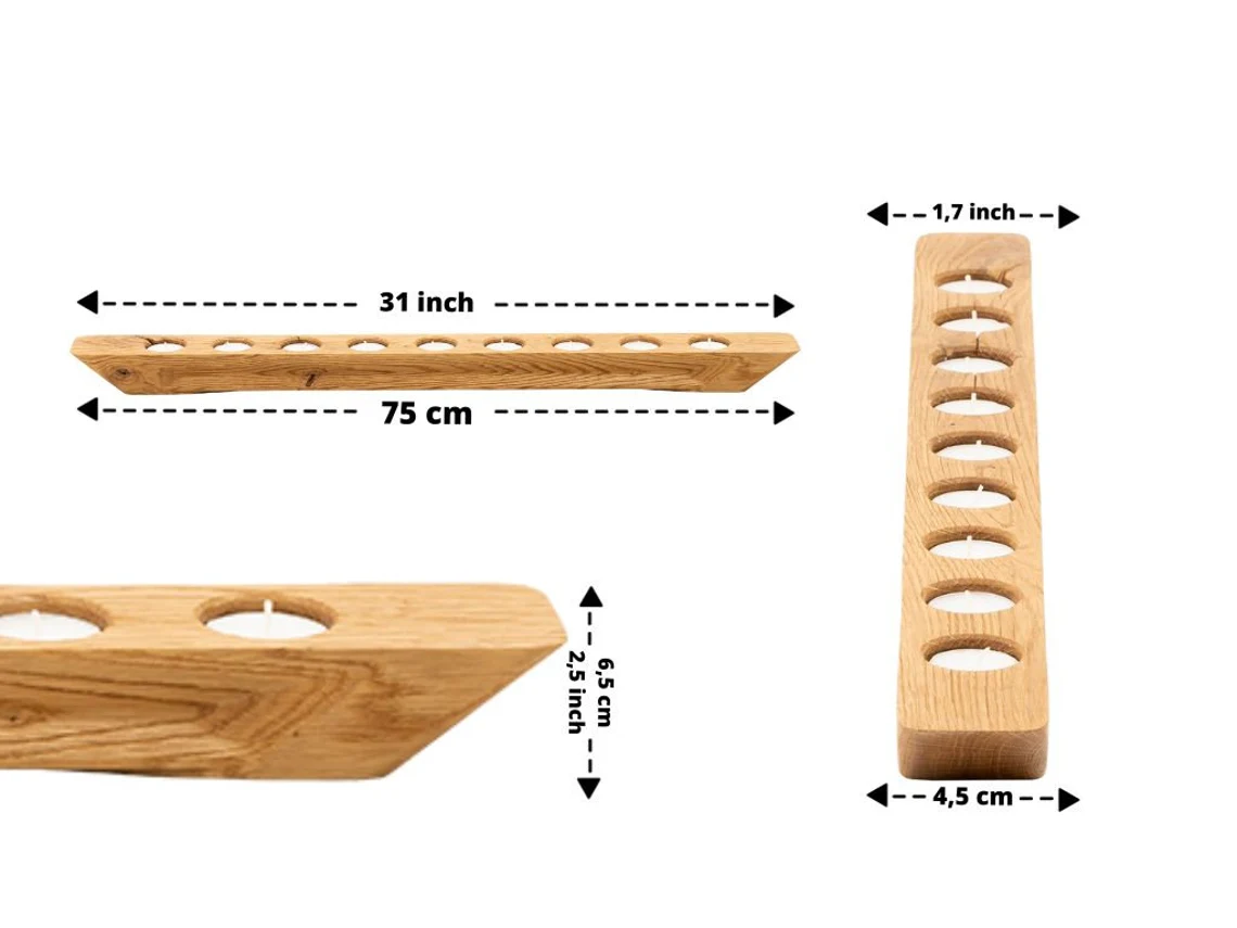 Zwei GLARE Kerzenständer aus rustikaler Eiche auf einem Regal, warme und natürliche Optik