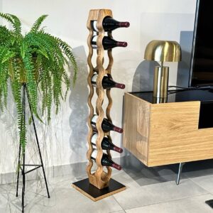 OMO Weinregal aus Naturholz, bestückt mit Rotweinflaschen, neben einem Lowboard und einer Zimmerpflanze.