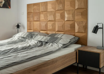PILLOW Eiche Natur Holzpaneel von Dekostyl mit gewölbtem Design und natürlicher Holzmaserung.
