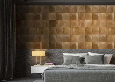 Schlafzimmer mit ARCH 3D-Wandpaneelen in dunklem EichenHolz hinter einem Doppelbett.