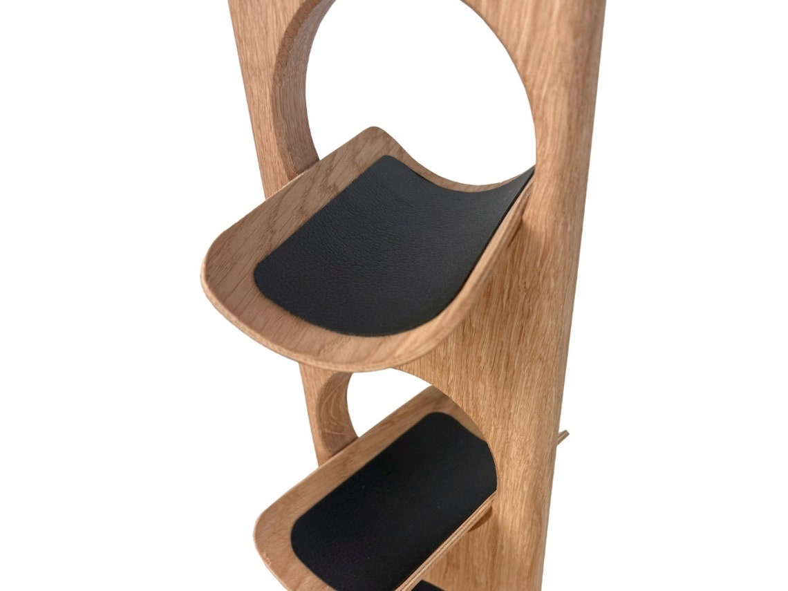 Nahaufnahme eines Flaschenhalters des TWINE-Weinregals aus Eichenholz, verziert mit einem schwarzen Lederakzent.