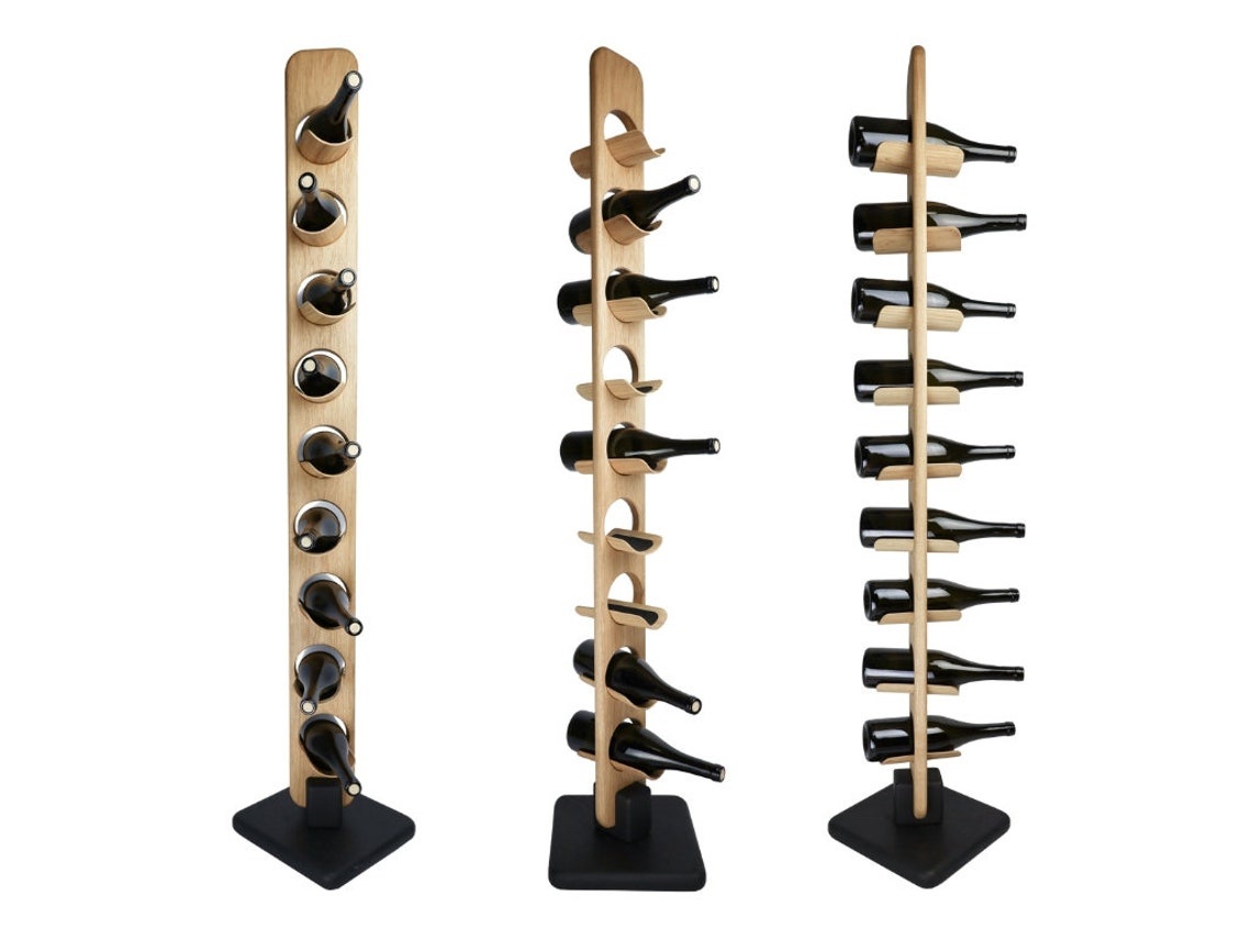Drei Ansichten des TWINE-Weinregals – Vorder-, Seiten- und Rückansicht mit neun Weinflaschen.