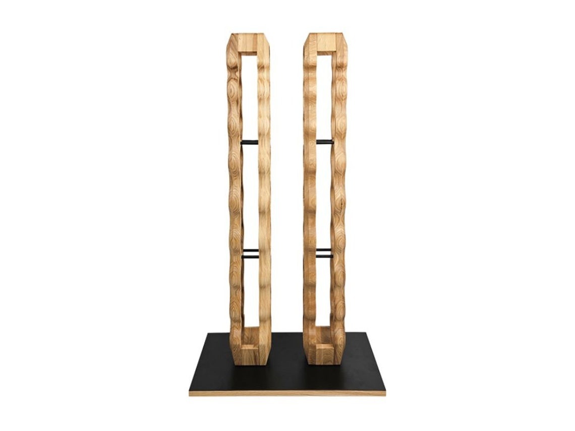 Frontalansicht des handgefertigten DOUBLE OMO Weinregals aus Holz mit zwei vertikalen, geschwungenen Säulen auf einer Basisplatte.
