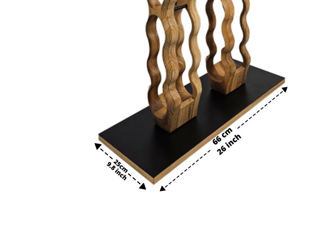 Nahaufnahme der Basis des handgefertigten DOUBLE OMO Weinregals, inklusive Abmessungen der Basisplatte (66 cm x 25 cm).