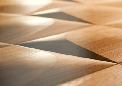 S01 Holzpaneele von Dekostyl in natürlicher Anordnung an der Wand, verwendet in einem modernen Wohnraum.