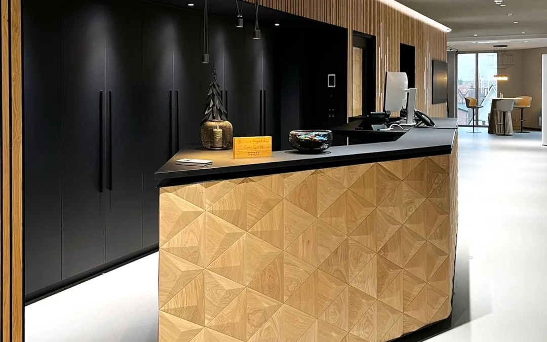 MODERNES BÜRO MIT NATÜRLICHEM AKZENT