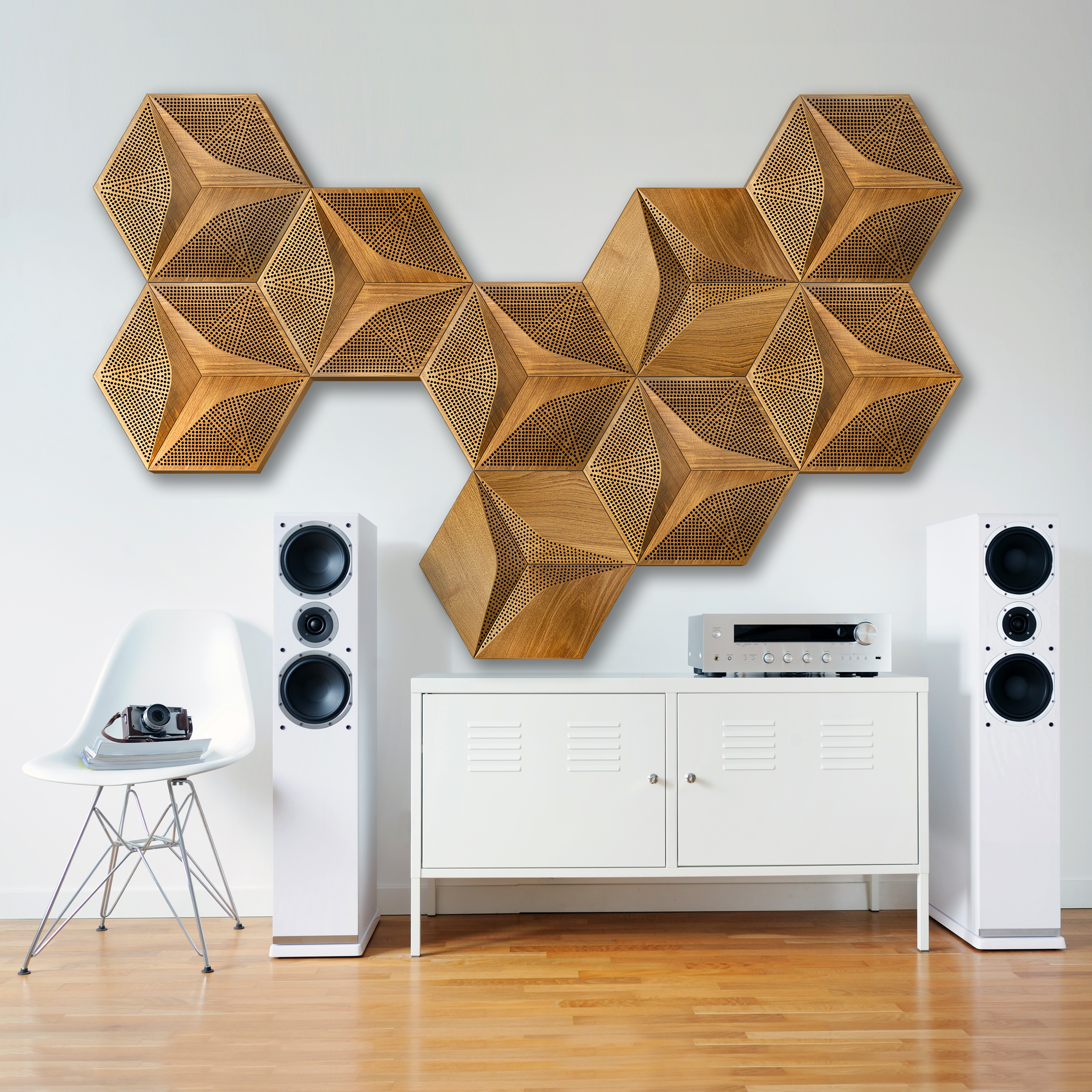 Modernes Wohnzimmer mit hexagonalen Akustikpaneelen an der Wand, schwarzen Ledersofas und einem Projektor für ein Heimkino.