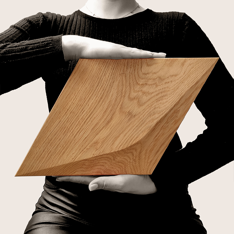 S02_Caro-minus_hand E02 Diamond Holzpaneel von Dekostyl, in der Hand gehalten, mit rautenförmigem Design und natürlicher Holzmaserung.